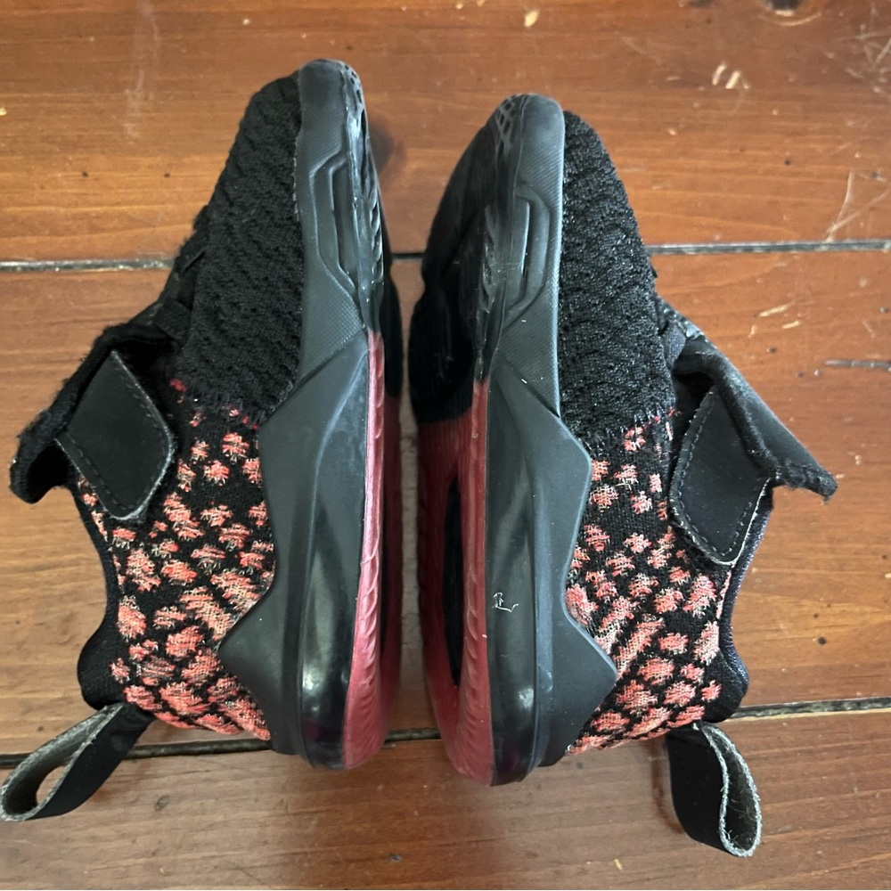 Nike Lebron XVII Red Black TD Toddler Sneaker Hook Loop Shoes Size 5C BQ5596-006 - Picture 5 of 7